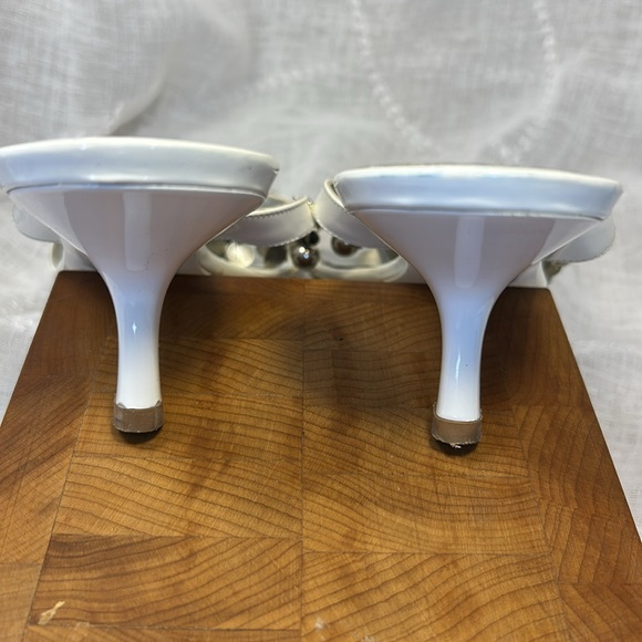 Giuseppe Zanotti Elegant White Heeled Sandals with Chain Detail - Picture 4 of 12